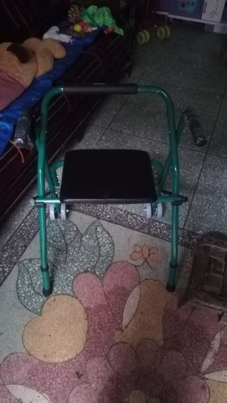 图为为残疾人发放助行器和沐浴椅