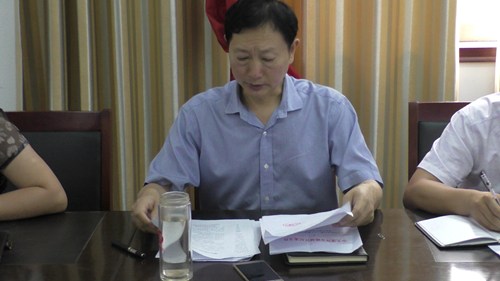 图为区残联党组书记、理事长冯新春作动员报告
